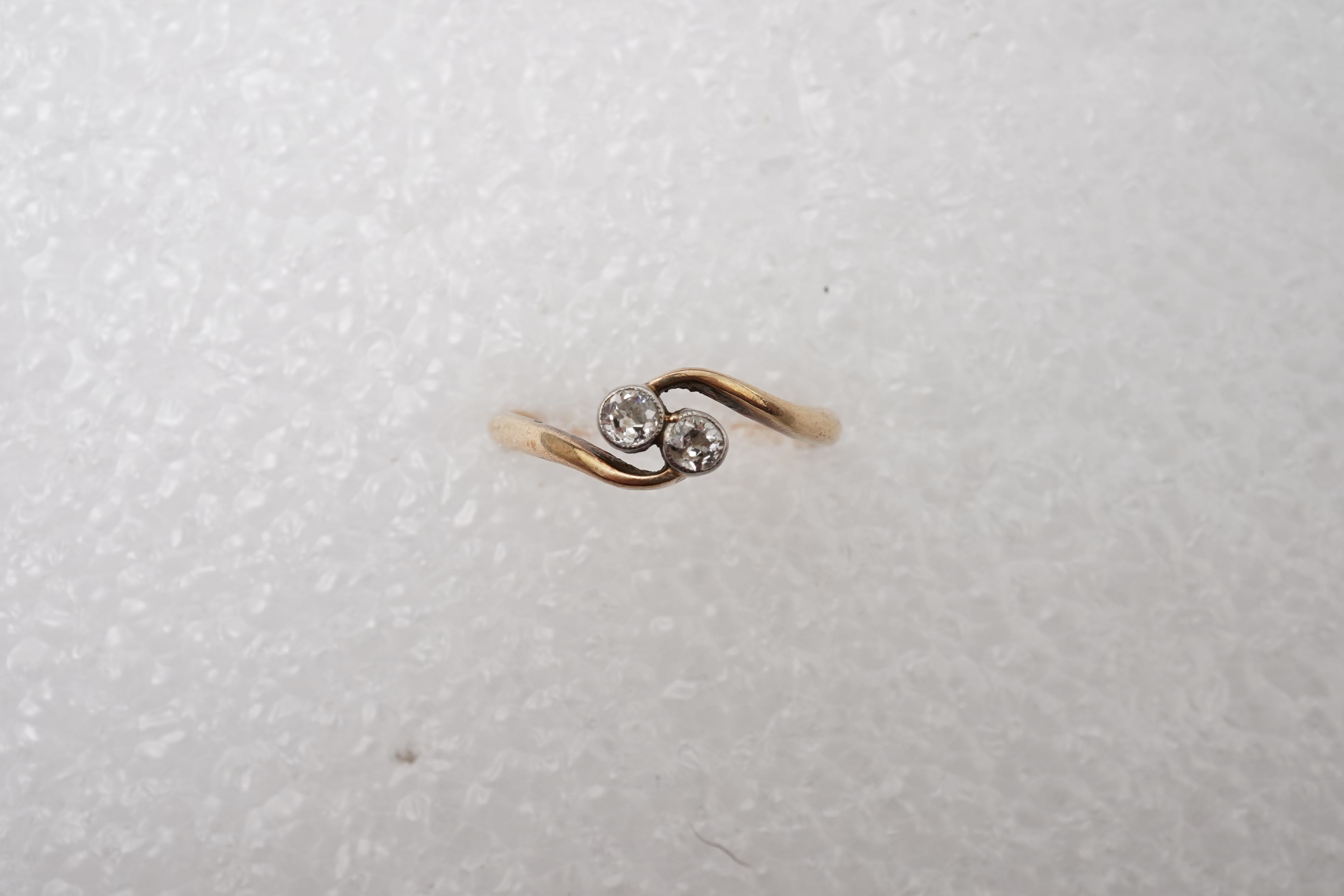 A diamond 'toi-et-moi' ring, early 20th century